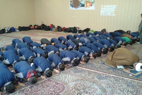 برپایی نماز جماعت در مدرسه.